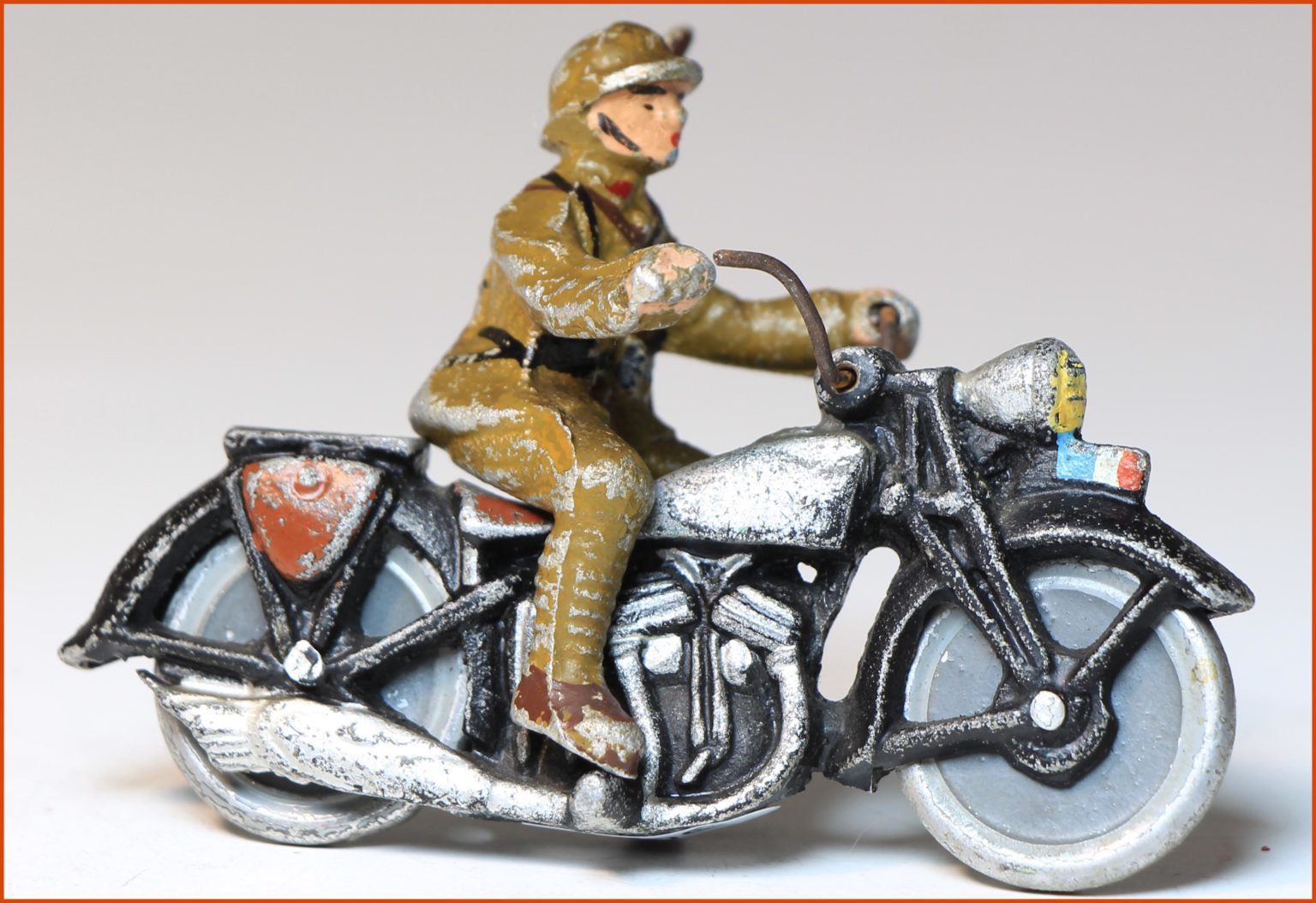 Figurine Quiralu – Moto Rouge Et Motard Militaire – Vintage Et Collection